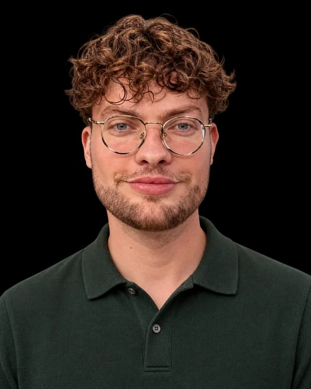 Portret van Dennis, oprichter van AI Governance en auteur van Grip op AI